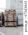 積み上げられた輸送用のパレット 47383645