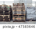 積み上げられた輸送用のパレット 47383646