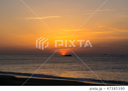 日の出　海　背景素材 47385390