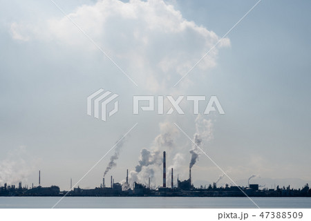 【大竹　広島】工場 イメージ　煙を吐く煙突と空 47388509