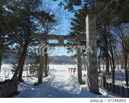 冬の赤城神社の鳥居 47388869