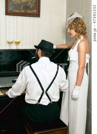 Man and the woman retro portrait 47391332