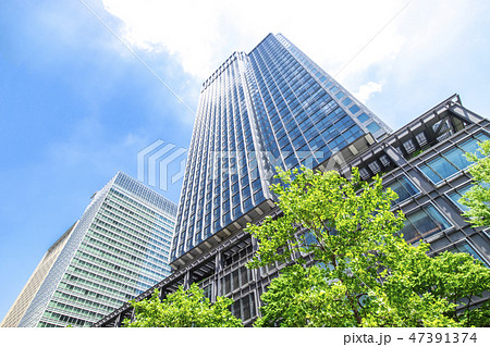 高層ビルを見上げるオフィス街の風景の写真素材