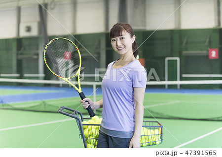 テニス 女性 テニスコート ラケット スクールの写真素材