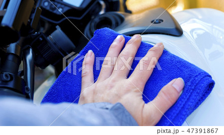 モーターサイクル　バイクを磨く男性 47391867