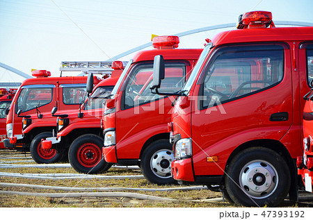 出初式で一列に並ぶ消防車両 47393192