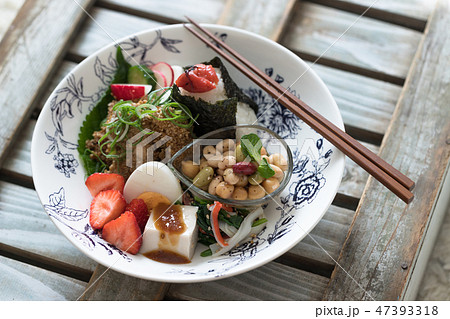 おむすびワンプレート和食の写真素材