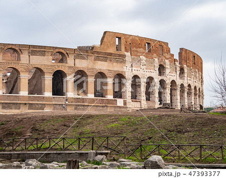 イタリア・ローマのコロッセオとコンスタンティヌス凱旋門の歴史的遺跡 イタリア・ローマのコロッセオとコンスタンティヌス凱旋門の歴史的遺跡 47393377
