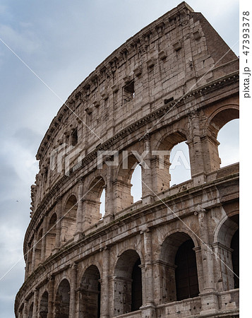イタリア・古代ローマの象徴コロッセオと凱旋門を望む歴史地区 イタリア・古代ローマの象徴コロッセオと凱旋門を望む歴史地区 47393378