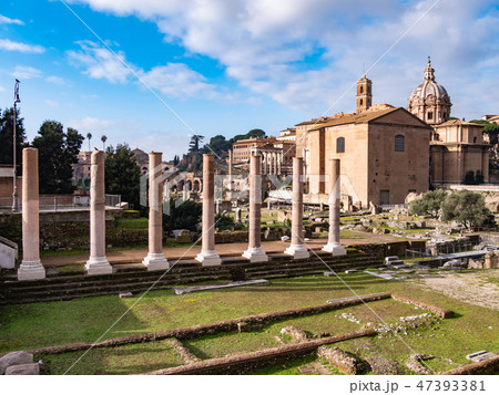 イタリア・ローマのフォロ・ロマーノに残る神殿と凱旋門の古代遺跡 イタリア・ローマのフォロ・ロマーノに残る神殿と凱旋門の古代遺跡 47393381