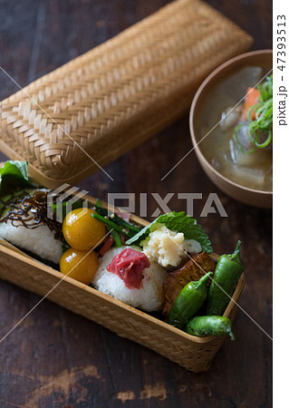 おむすび弁当と味噌汁 47393513