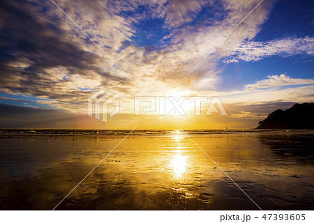 ボルネオ島 夕日とビーチの写真素材