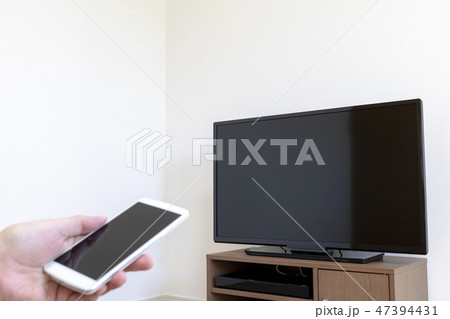 スマートフォンでテレビを操作するイメージ スマートフォンでテレビを操作するイメージ 47394431