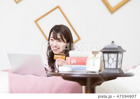 ベッドの上の女性 ベッドの上の女性 47394907