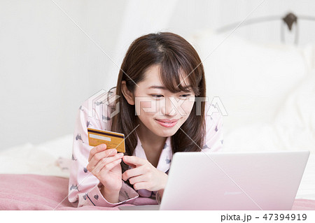 ベッドの上の女性 ベッドの上の女性 47394919