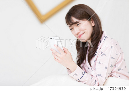 ベッドの上の女性 ベッドの上の女性 47394939