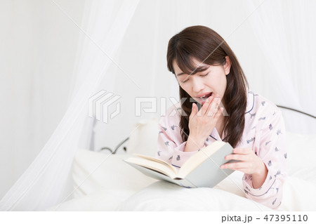 ベッドの上の女性 ベッドの上の女性 47395110