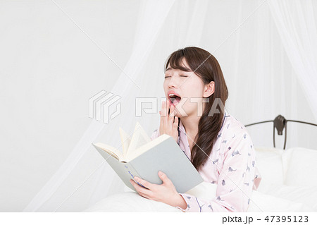 ベッドの上の女性 ベッドの上の女性 47395123
