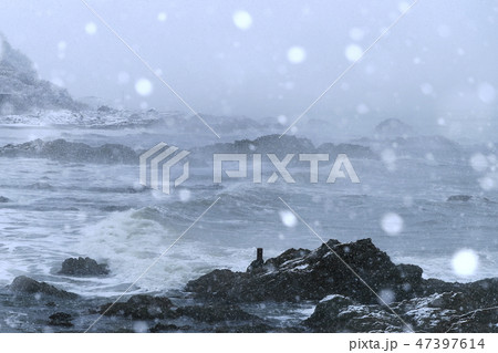 雪降る冬の日本海 雪降る冬の日本海 47397614
