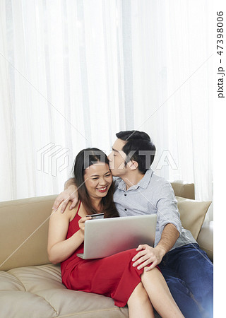 Buying presents for Valentine s Day 47398006