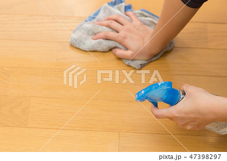 床を拭く女性 47398297