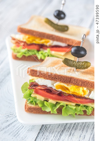 Sandwiches with fried egg and bacon Sandwiches with fried egg and bacon 47399590