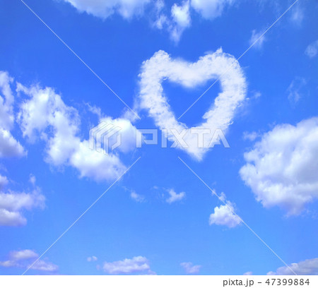 青空に浮かんだハートのような雲のイラスト素材
