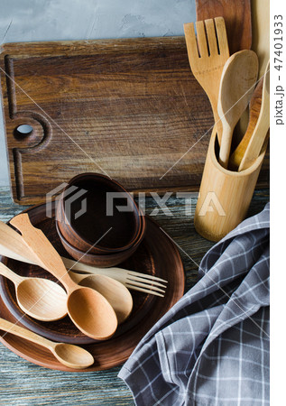 Ceramic plates, wooden cutlery, cutting board. 47401933