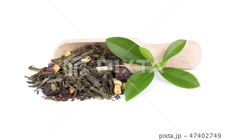 Green Ceylon tea with berries and fruits - apple, dog-rose, strawberry and cranberry, isolated on 47402749