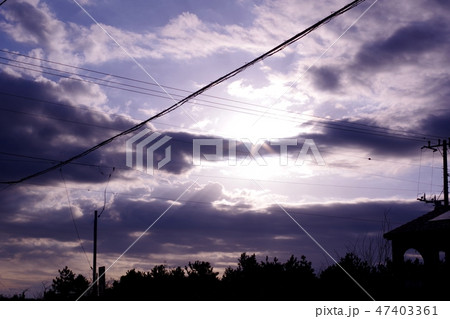 朝の光と電線 47403361