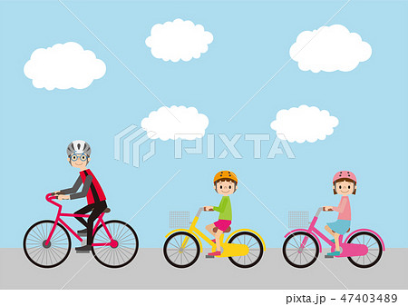 こちらを向いて自転車に乗る、自転車指導員と子ども達 47403489