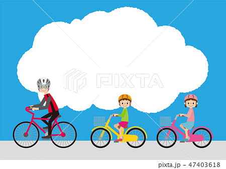 こちらを向いて自転車に乗る、自転車指導員と子ども達 47403618
