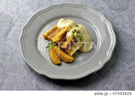 パンプディング カスタードソース添え／bread and butter pudding 47403626