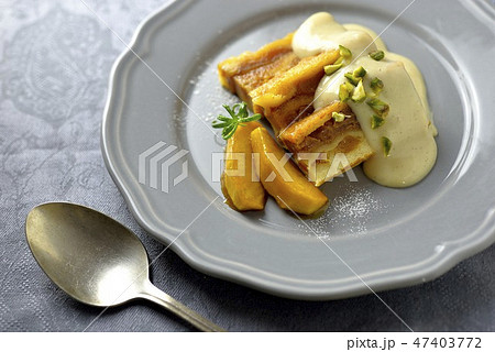 パンプディング カスタードソース添え／bread and butter pudding 47403772