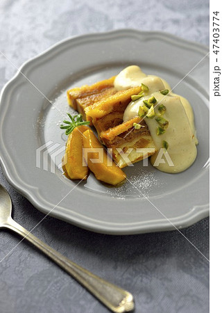 パンプディング カスタードソース添え/bread and butter pudding パンプディング カスタードソース添え/bread and butter pudding 47403774