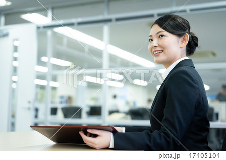 ビジネスウーマン ビジネス 若い 女性 ビジネスウーマン ビジネス 若い 女性 47405104