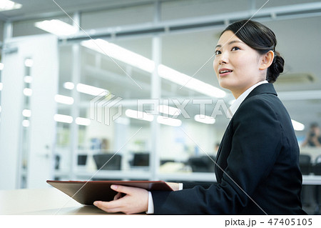 ビジネスウーマン ビジネス 若い 女性 ビジネスウーマン ビジネス 若い 女性 47405105