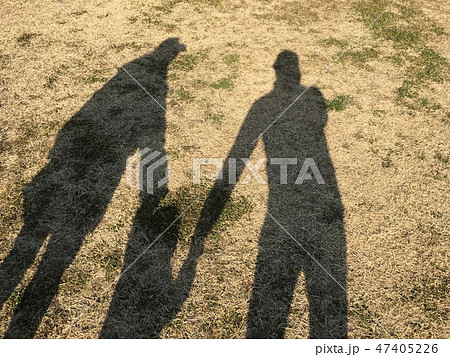 3人家族の影法師 47405226