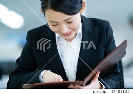 ビジネスウーマン ビジネス 若い 女性 ビジネスウーマン ビジネス 若い 女性 47405336