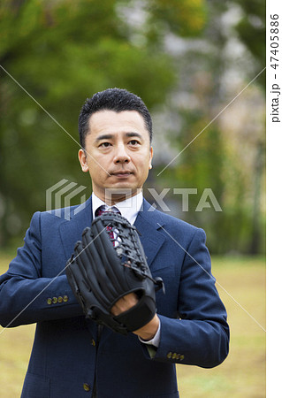 グローブを着けたビジネスマン グローブを着けたビジネスマン 47405886