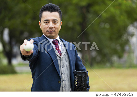 野球ボールを構えるビジネスマン 47405918