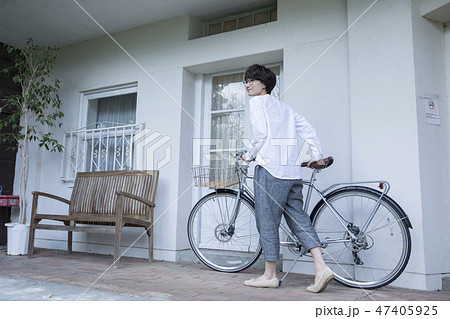 自転車と女性 47405925