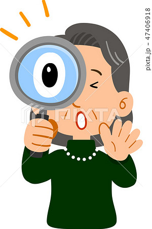 虫眼鏡を覗いて驚く中年女性の上半身　シニア　上品 47406918