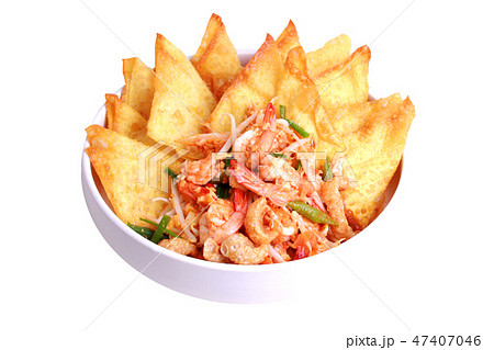 Pad Thai with prawn and crisy wonton ,bean sprouts 47407046