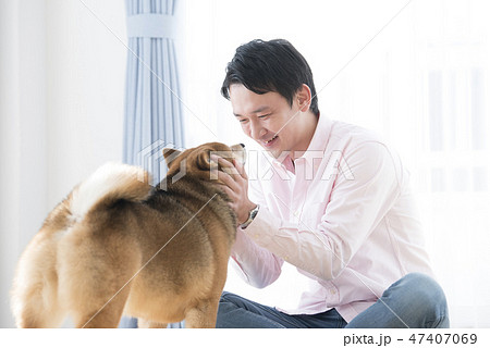 愛犬をかわいがる男性 47407069