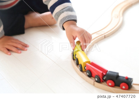 電車のおもちゃで遊ぶ子供の写真素材