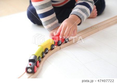 電車のおもちゃで遊ぶ子供の写真素材
