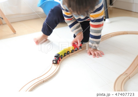 電車のおもちゃで遊ぶ子供の写真素材