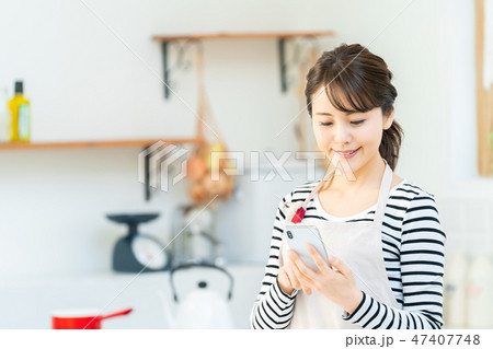 スマホでレシピ検索をする主婦　キッチン　台所 47407748