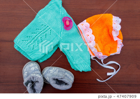 Baby clothes, booties and soother 47407909